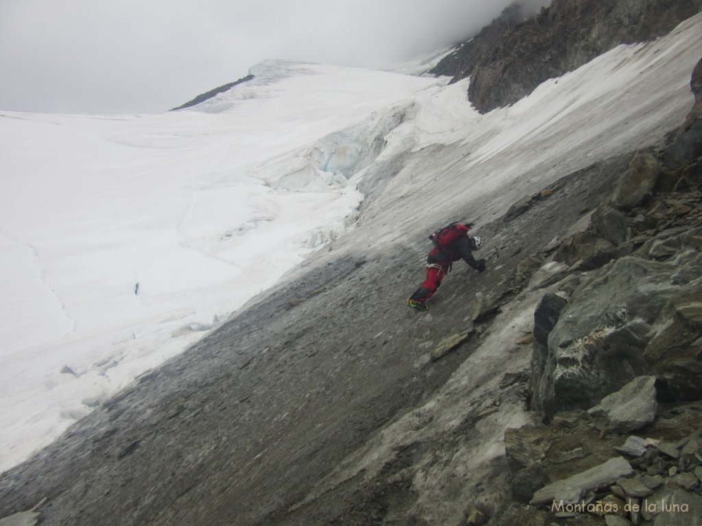 Joaquín en el paso de hielo vivo entre el segundo glaciar y la Roca del Desayuno